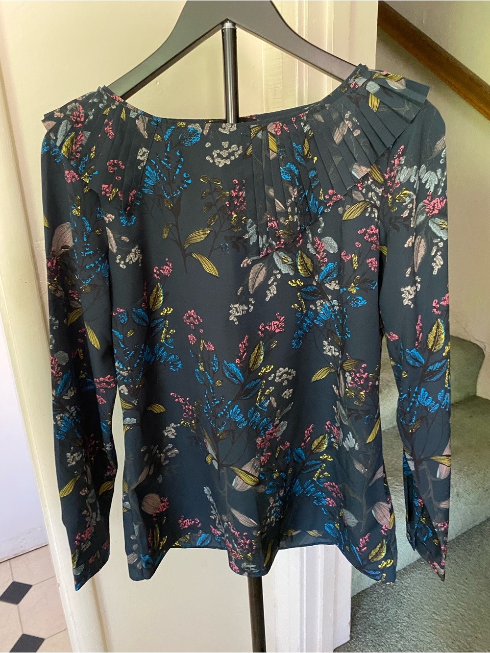 Banana Republic Women’s Navy Teal Floral Pleated-Yoke Blouse.Size S